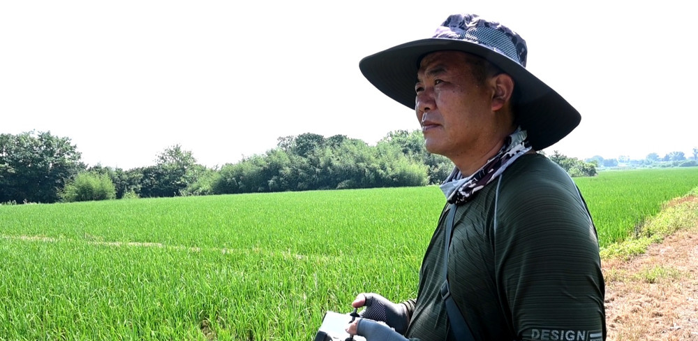 圖為植保無人機(jī)飛手金益民作業(yè).jpg
