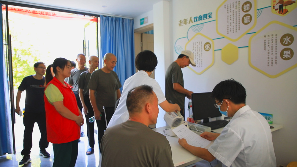 圖為龍眠街道沿河社區(qū)為轄區(qū)退役軍人免費(fèi)健康體檢活動(dòng)現(xiàn)場(chǎng).jpg
