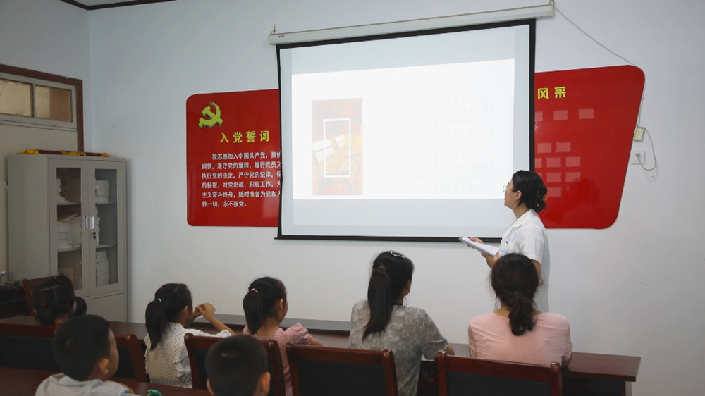 圖為醫(yī)務志愿者正在講解立秋節(jié)氣的健康飲食知識.jpg