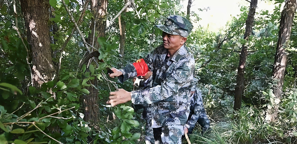 圖為護(hù)林員工作.jpg