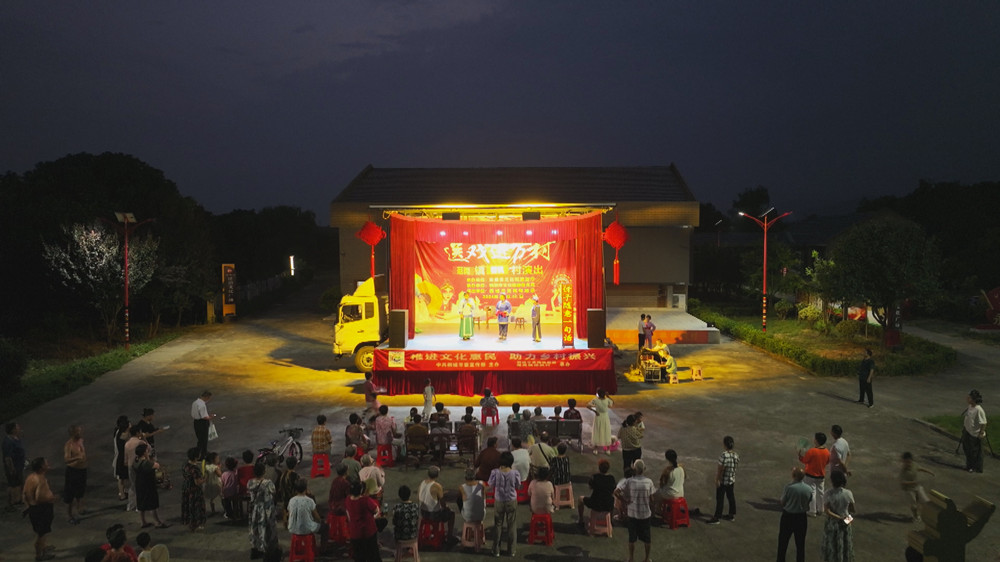 圖為送戲進萬村活動走進樟楓村演出現(xiàn)場1.jpg