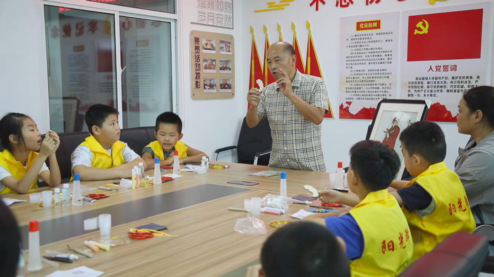 /uploads/image/2024/08/21/72eac02457bceb30ae6d21ef3cbdf5c1.jpg 圖為市掐絲琺瑯非遺縣級代表性傳承人項道友老師正在講解掐絲琺瑯制作技藝.jpg