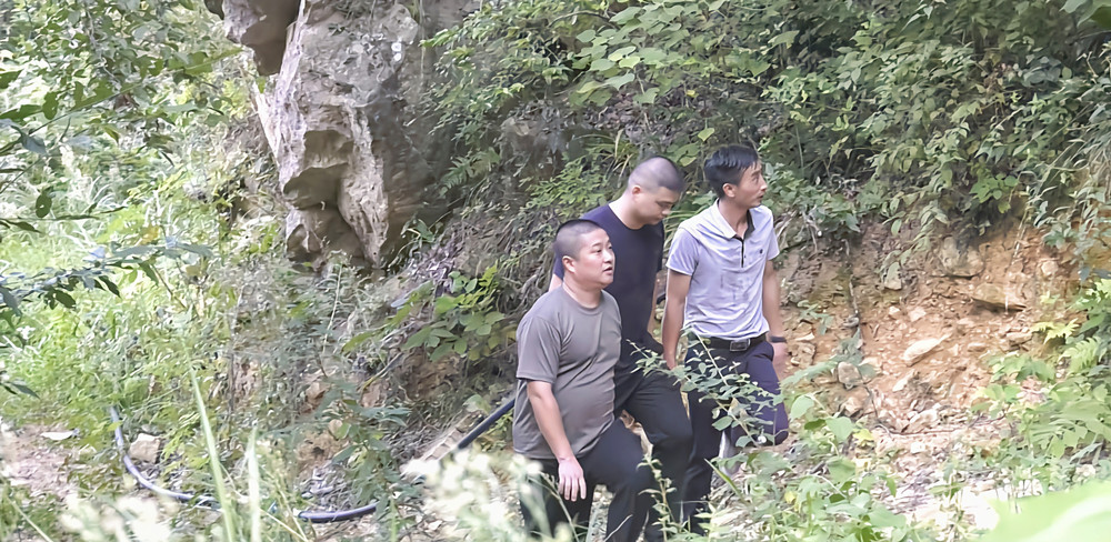 圖左為胡剛.jpg