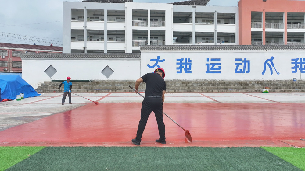 圖為鄉(xiāng)村學(xué)校塑膠跑道改造施工現(xiàn)場.jpg