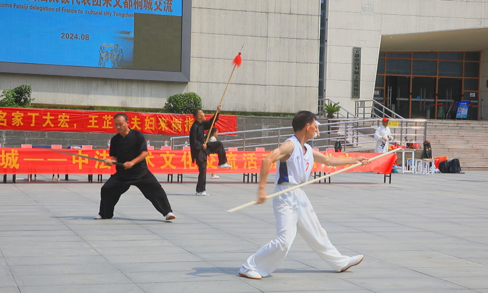 圖為《棍》《苗刀》《六合槍》表演現(xiàn)場.jpg