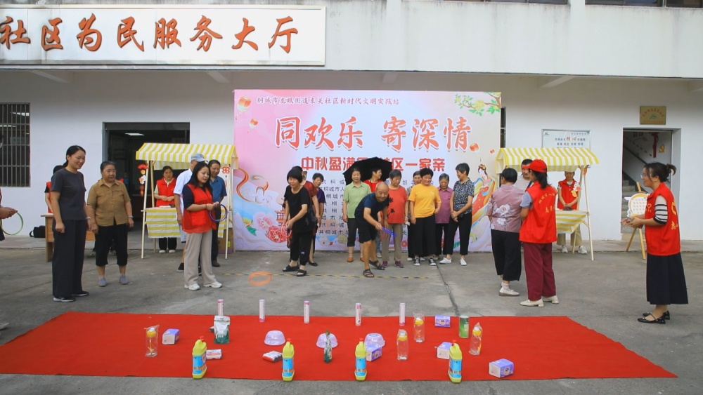 圖為套圈圈游戲現(xiàn)場.jpg