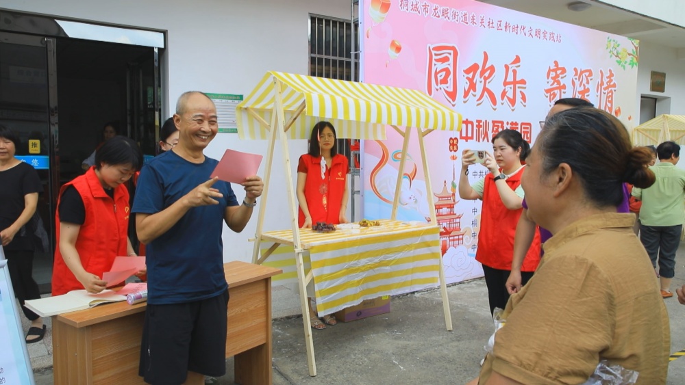 圖為居民正在參加“你比我猜”游戲.jpg