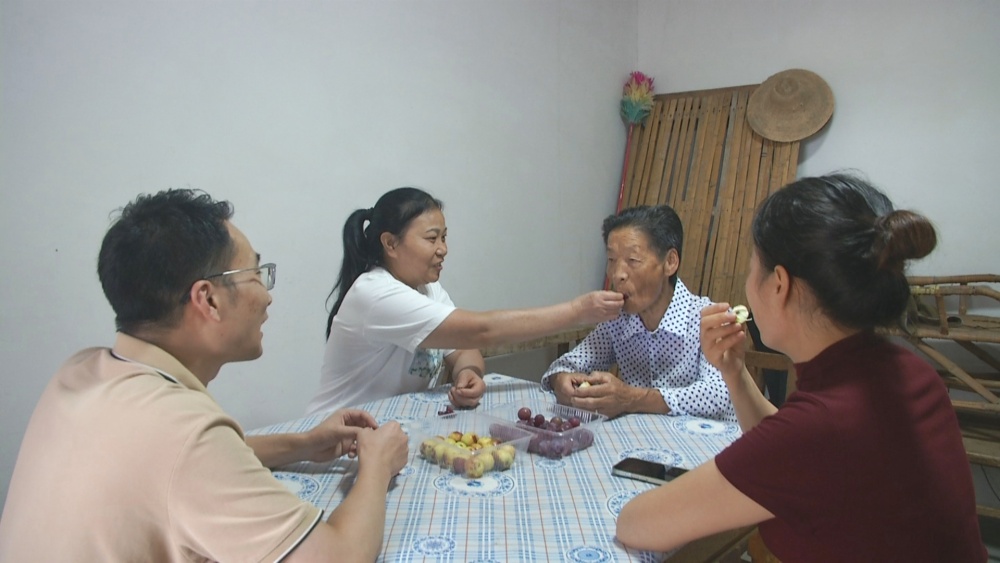 吳文梅和婆婆、兒子 兒媳在一起嘮家常.jpg
