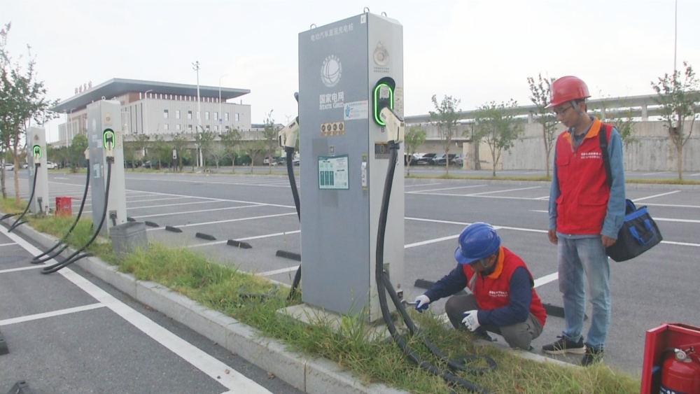 在桐城高鐵東站檢查充電樁.jpg