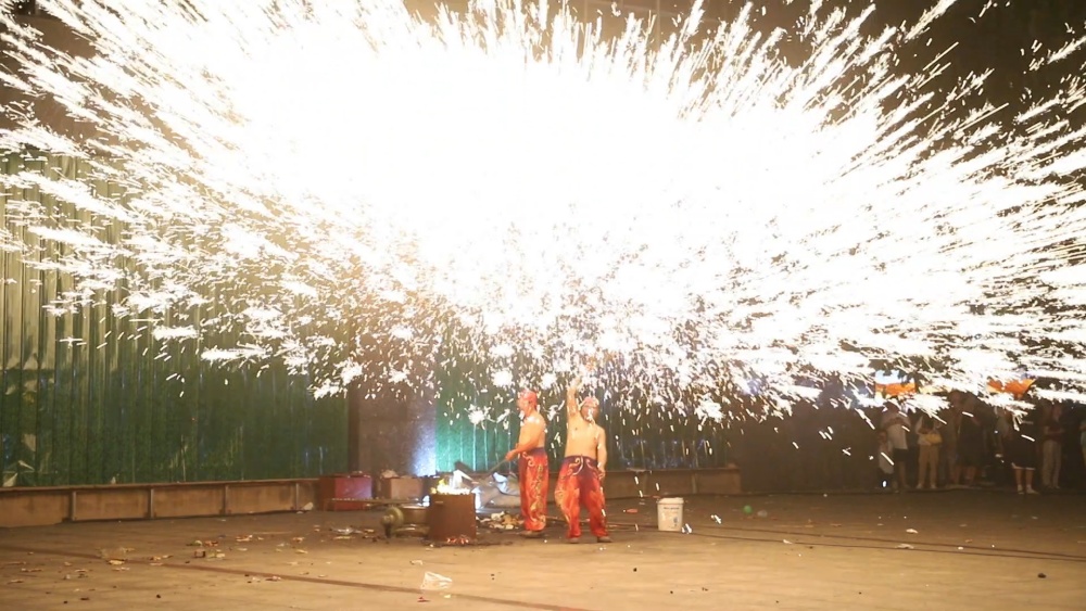 安徽桐城： 繁星萬點(diǎn) 非遺“打鐵花”感受[00_02_15][20240916-223622].jpg