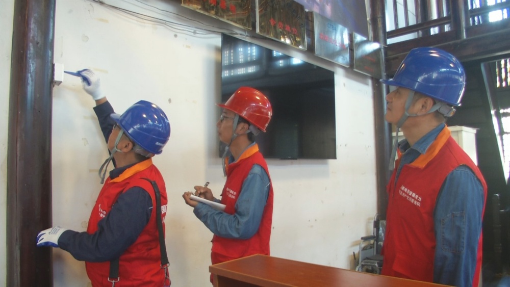 對沿街商鋪電力設(shè)備進(jìn)行檢查.jpg
