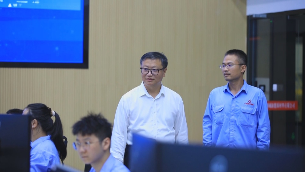 圖為林江平（左）工作時(shí).jpg