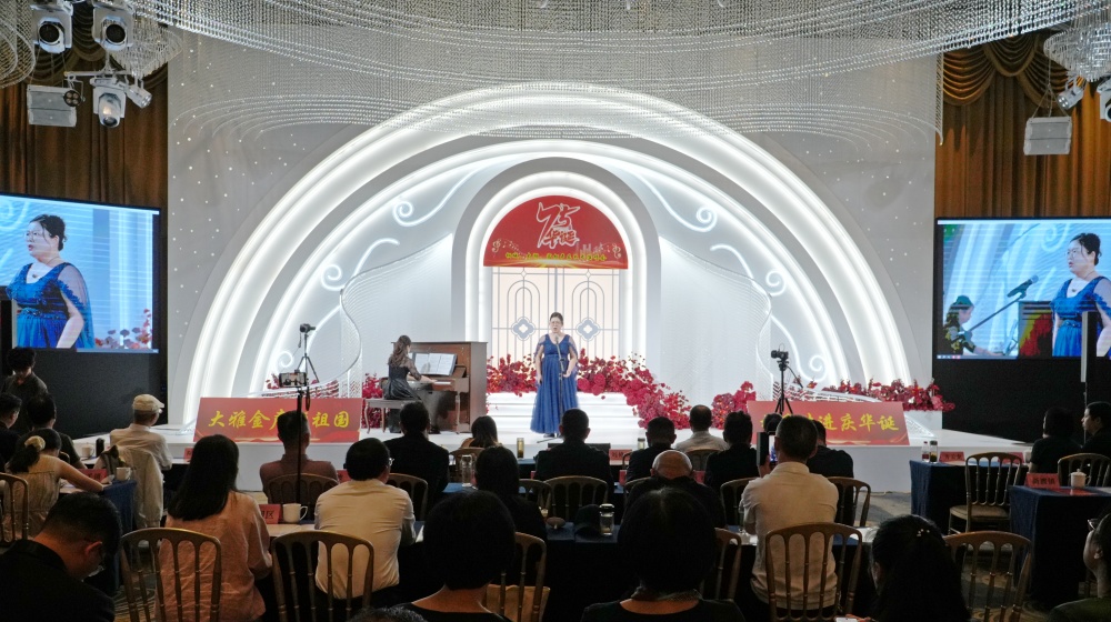 聲樂藝術(shù)演唱會(huì)獻(xiàn)禮國慶75周年1_副本.jpg