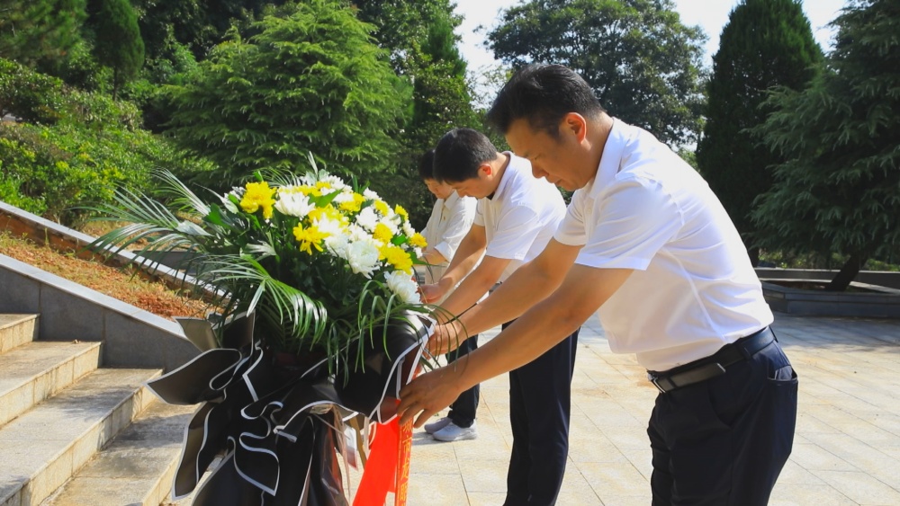 圖為向革命先烈敬獻(xiàn)花籃儀式_副本.jpg