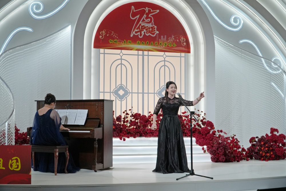 聲樂藝術(shù)演唱會(huì)獻(xiàn)禮國慶75周年2_副本.jpg