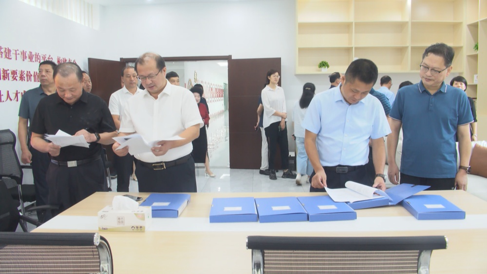 市政協(xié)參觀_副本.jpg