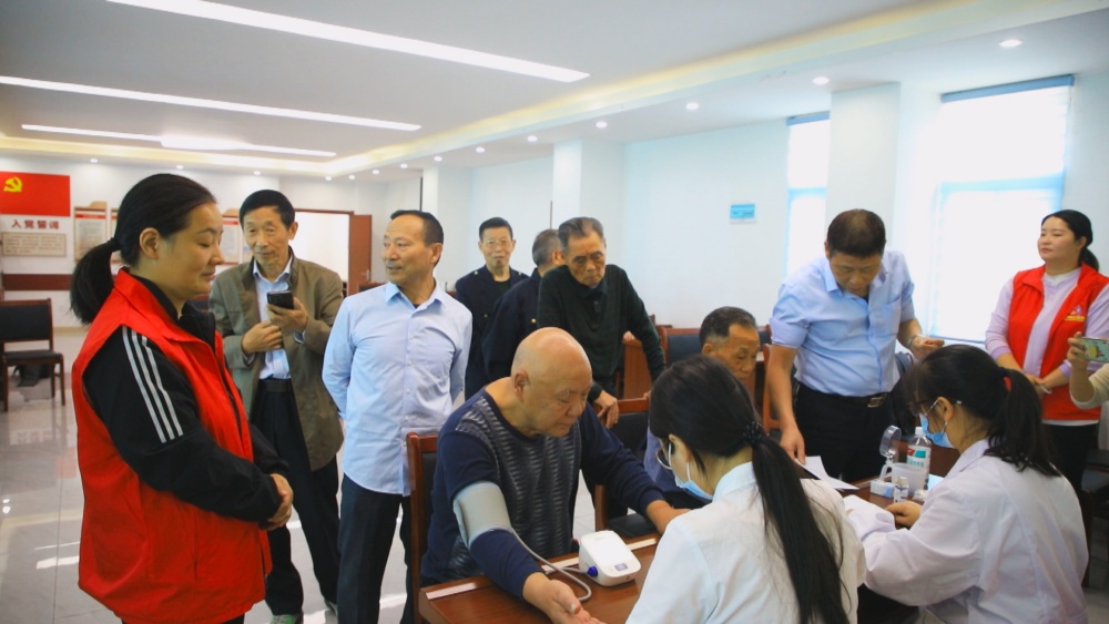 圖為義診送健康活動現(xiàn)場.jpg