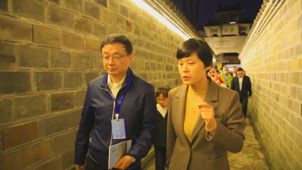 圖為香港安徽聯(lián)誼總會回鄉(xiāng)交流團在六尺巷參觀1.jpg