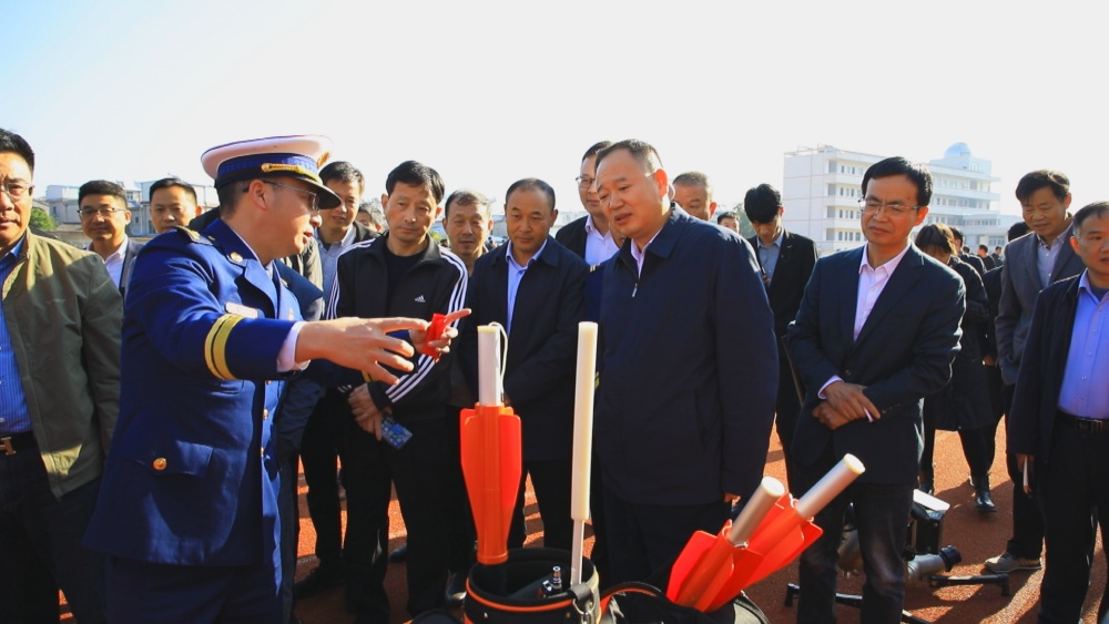 圖為市委常委、常務(wù)副市長章友厚在消防設(shè)備展示演示區(qū)參觀.jpg