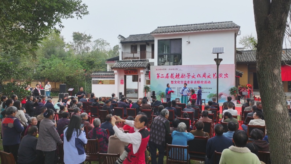 圖為嬉子湖第二屆裁襟勵(lì)子文化周開(kāi)幕式現(xiàn)場(chǎng).jpg