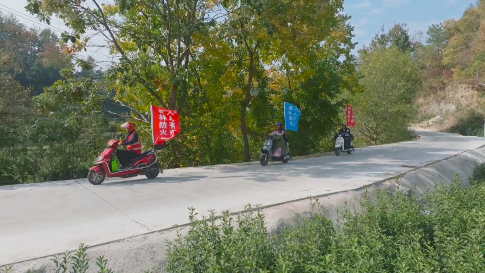 圖為龍眠街道龍眠村護林員正在進行森林防火宣傳.jpg