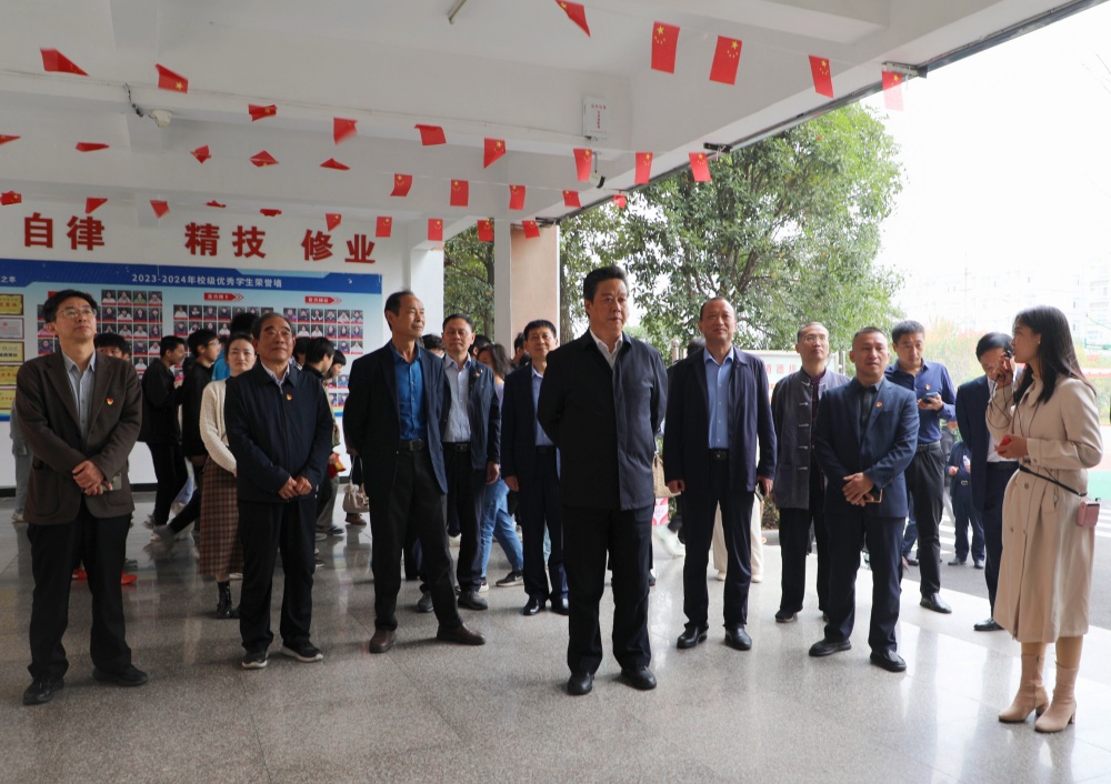 安徽省社會(huì)組織總會(huì)赴桐城開展“傳承與創(chuàng)新——社會(huì)組織桐城行” 主題黨日活動(dòng).jpg