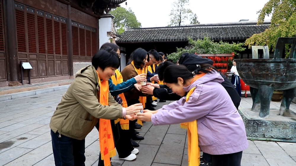 圖為學(xué)生代表向師長(zhǎng)敬茶.jpg