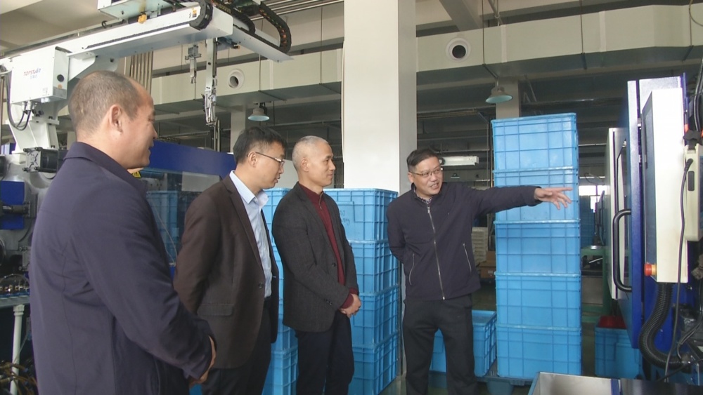 跟著勞模去創(chuàng)新活動(dòng)走進(jìn)桐城 在企業(yè)參觀4.jpg