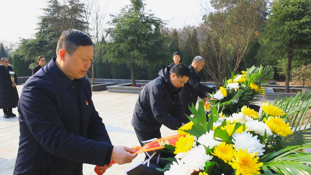 圖為整理花籃緞帶儀式.jpg