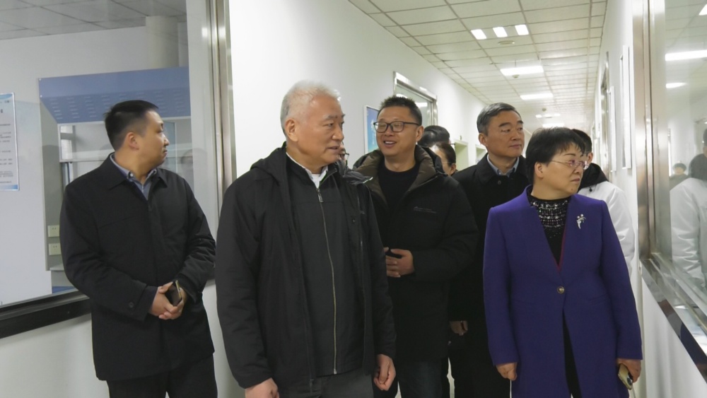 圖為調(diào)研組一行在國家高分子材料質(zhì)量檢驗檢測中心（安徽）調(diào)研1。.jpg