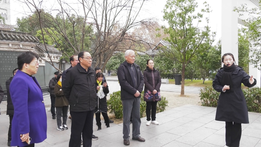 圖為調(diào)研組在桐城六尺巷調(diào)研。.jpg