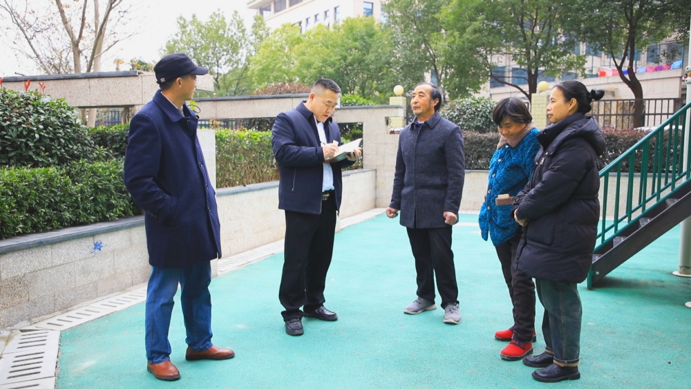 圖為倪春輝正在走訪聯(lián)系群眾.jpg