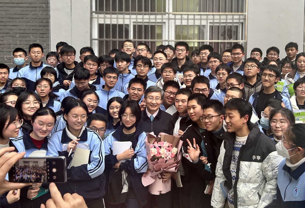 桐城中學(xué)杰出校友魏文斌回母校作專題講座4.jpg