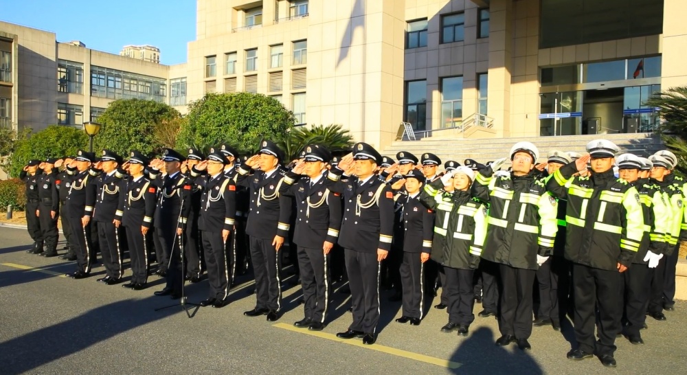 圖為市公安局慶祝中國人民警察節(jié)升警旗儀式現(xiàn)場5.jpg