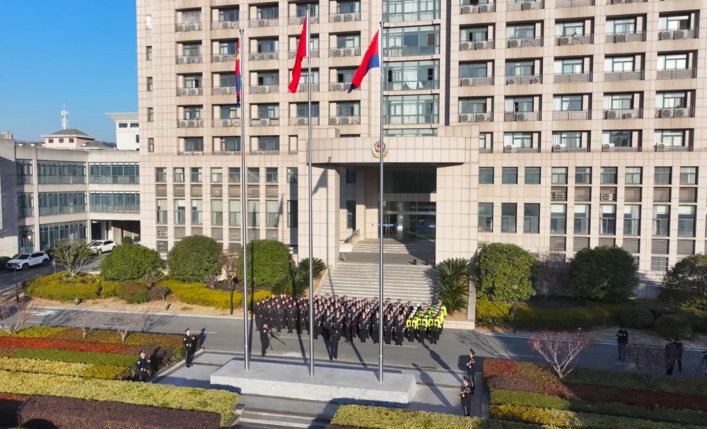 圖為市公安局慶祝中國人民警察節(jié)升警旗儀式現(xiàn)場1.jpg