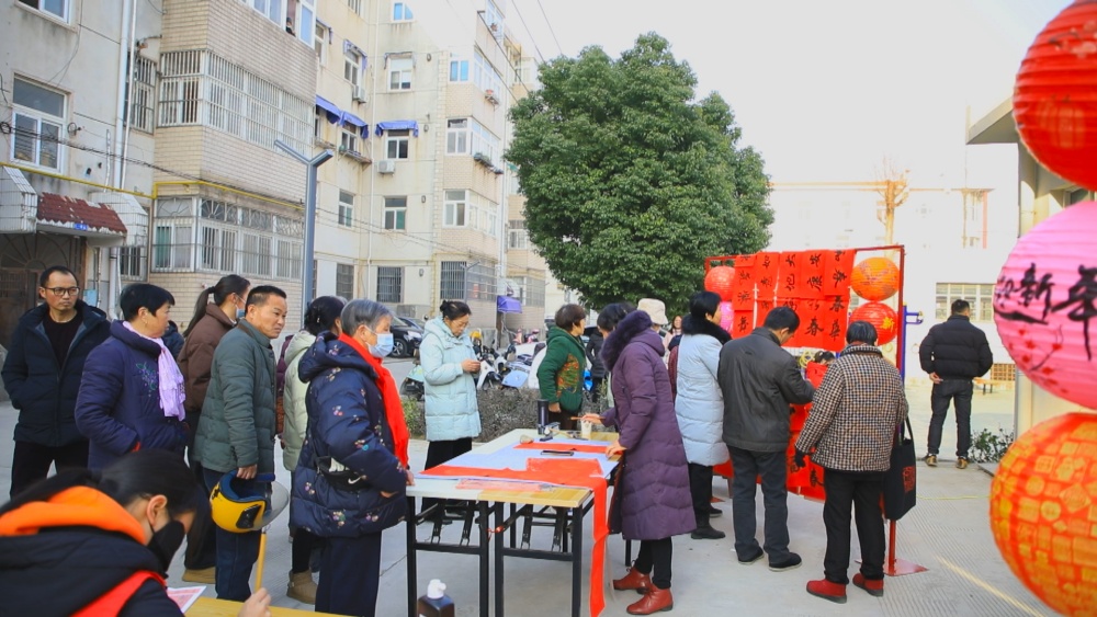 圖為龍眠街道南演社區(qū)寫春聯送祝?，F場2.jpg
