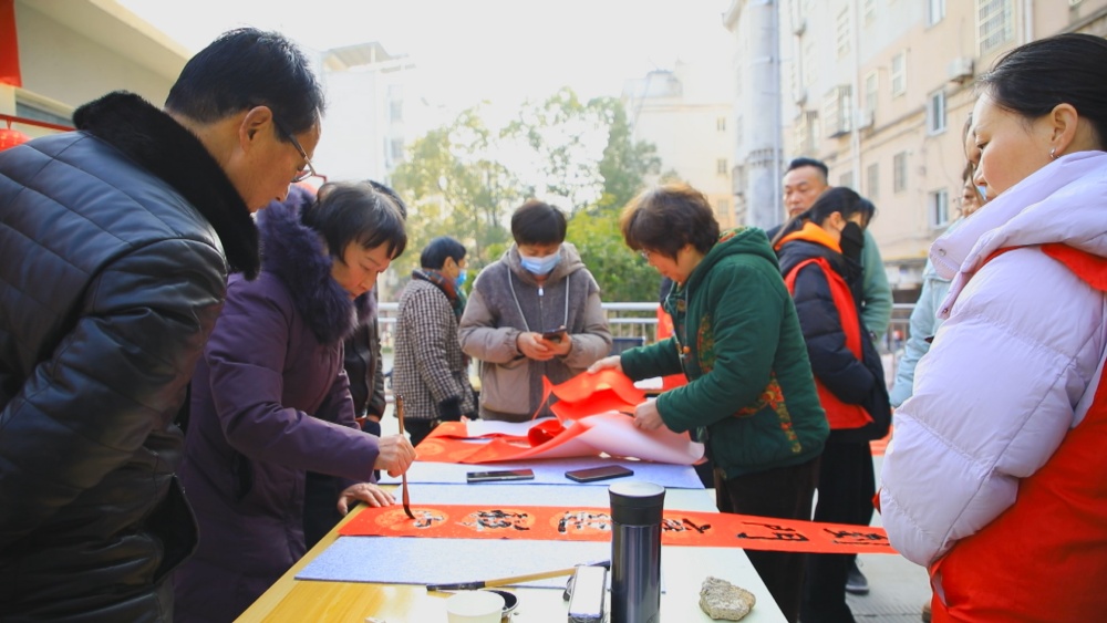 圖為龍眠街道南演社區(qū)寫春聯送祝?，F場5.jpg