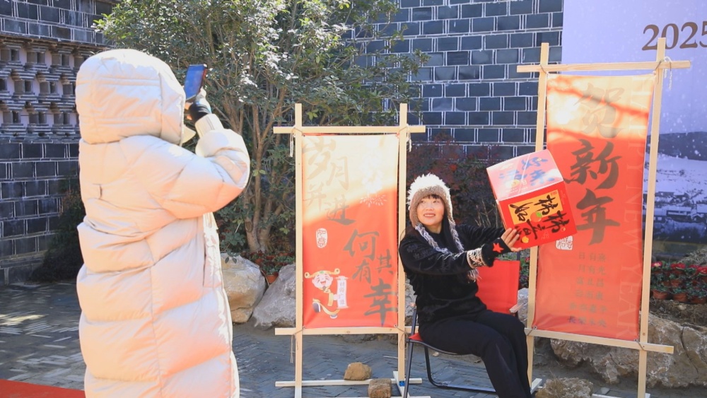 圖為“人世間時(shí)光小院”里游客正在互動(dòng)打卡區(qū)拍照留念.jpg