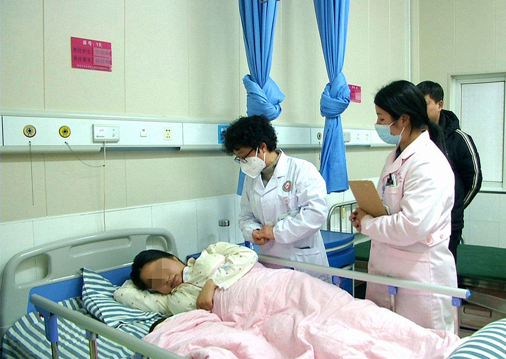 14市婦幼保健院醫(yī)護(hù)人員在值守_副本.jpg