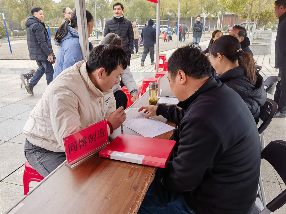 圖為求職者咨詢崗位情況(1).png