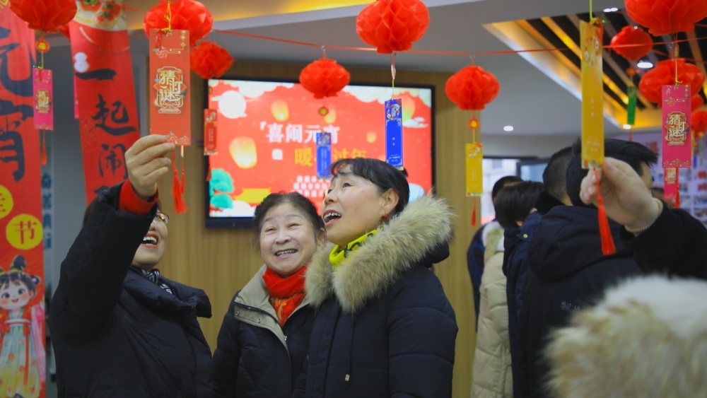 圖為居民們正在一起合力猜燈謎.jpg