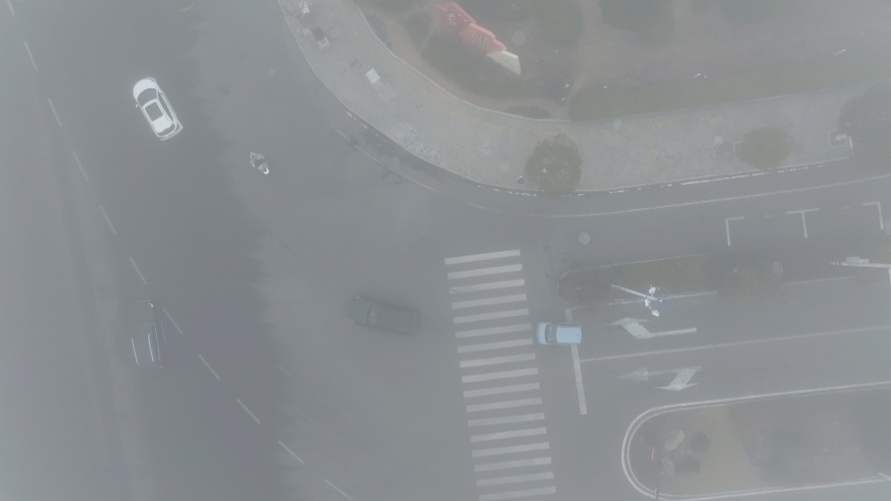 圖為大霧彌漫下城區(qū)道路.jpg