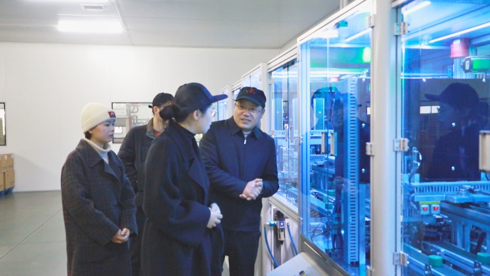 圖為大關(guān)鎮(zhèn)工作人員正在百世佳公司走訪慰問(wèn)，幫助企業(yè)解決難題。.jpg