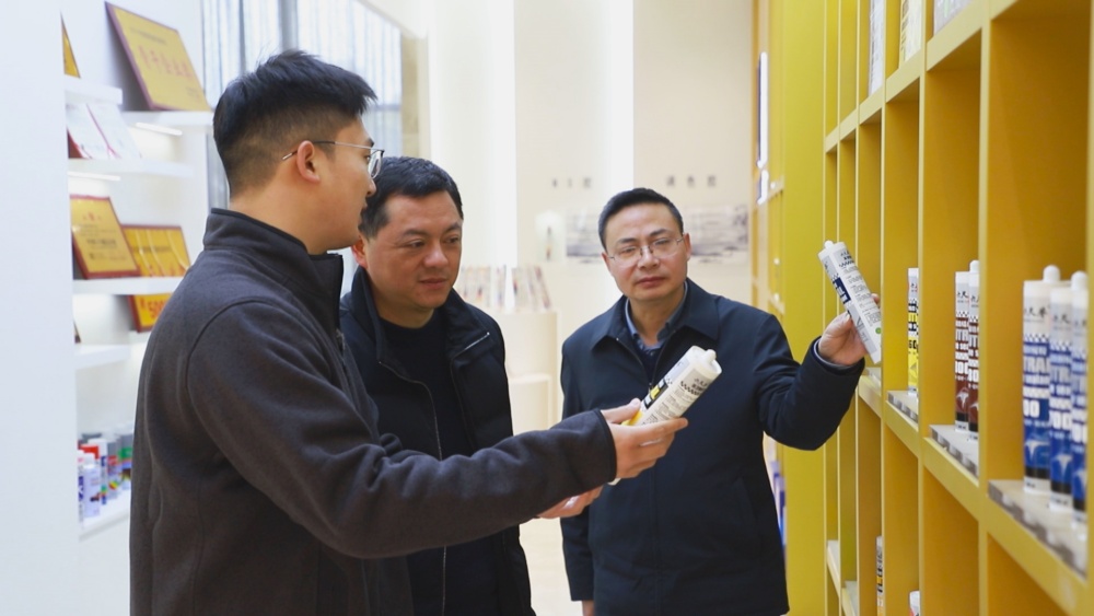 圖為范崗鎮(zhèn)工作人員正在安徽靖康建材有限公司走訪調(diào)研1.jpg