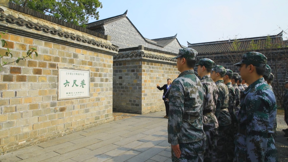 圖為預(yù)定新兵在六尺巷接受役前教育3.jpg