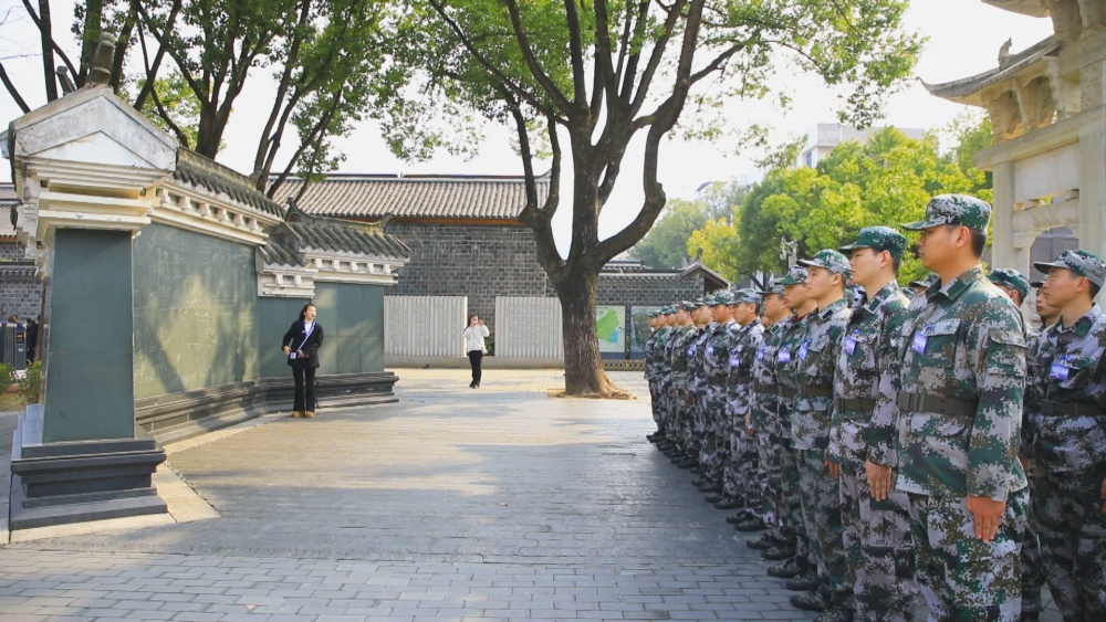 圖為預(yù)定新兵在六尺巷接受役前教育2.jpg