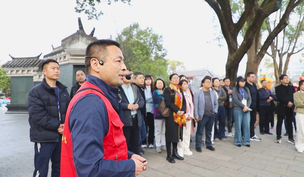 圖為葉鑫（左一）正在六尺巷為廣大游客進(jìn)行志愿講解.jpg