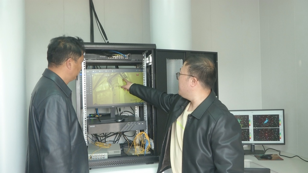 氣象局工作人員在X雷達(dá)機(jī)房查看設(shè)備運(yùn)行情況.jpg