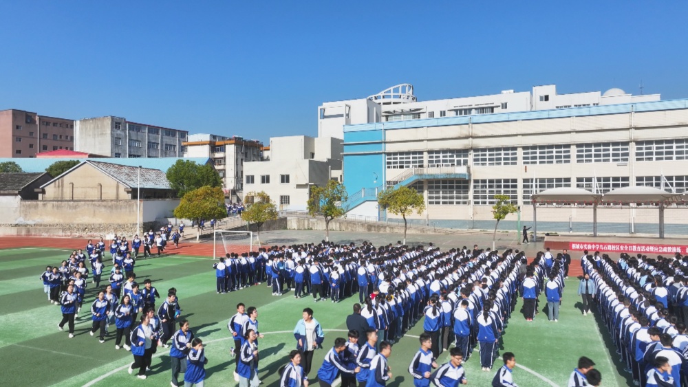 圖為疏散演練現(xiàn)場(chǎng)1.jpg