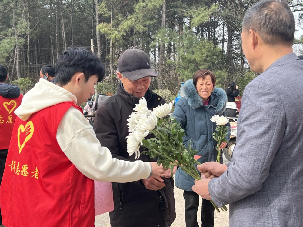 圖為志愿者向群眾發(fā)放倡議書(shū)，講解文明祭掃理念(1).png